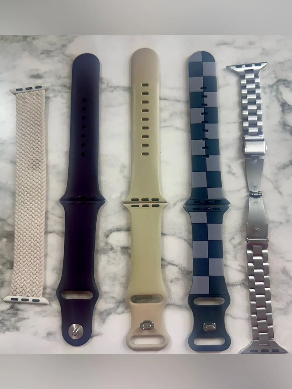 Apple Watch SE 40MM w/ Box, Magnetic Charging Cable & 6 Bands